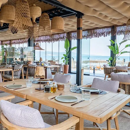 Oasis Vip Club - Настаняване, Ресторант И Плаж