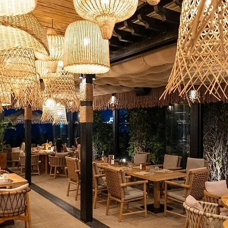 דירה Oasis Vip Club - настаняване, ресторант и плаж