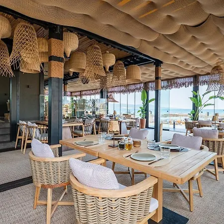 דירה Oasis Vip Club - настаняване, ресторант и плаж *